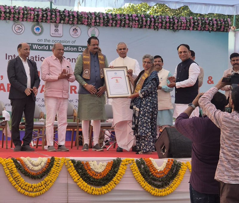 Dr Satya Laxmi ji recieved life-achievment award from Governor of Gujrat